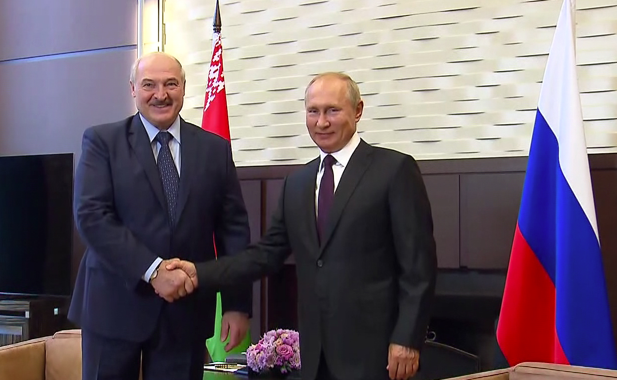 Presiden Rusia Vladimir Putin (kanan) bertemu dengan Pemimpin Belarus Alexander Lukashenko (kiri)