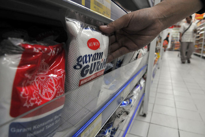 Konsumsi garam harus dikontrol agar tidak menyebabkan darah tinggi, stroke dan gangguan kesehatan lainnya.