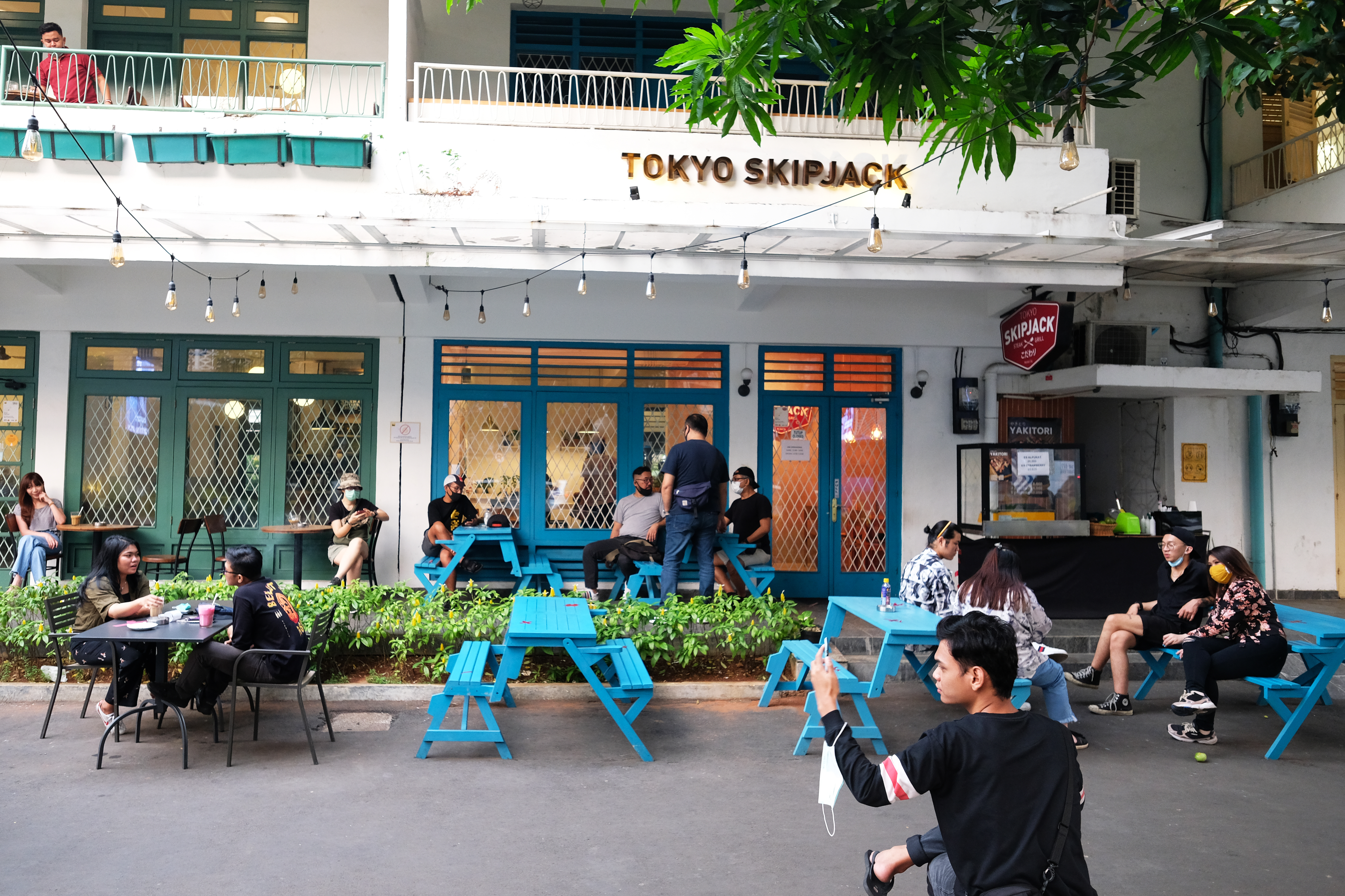  Pengunjung tanpa menggunakan masker berfoto di kawasan creative hub M Bloc Space, Jakarta, Minggu (13/9/2020)