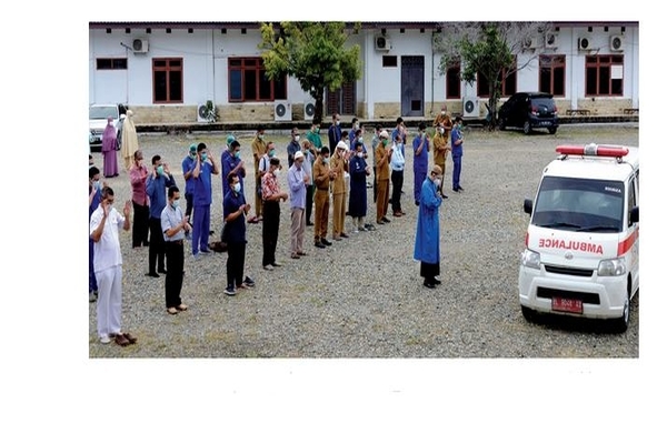 Sejumlah dokter bersama tenaga medis melaksanakan salat jenazah dokter Zulkifl i, 80, yang positif covid-19, Banda Aceh, Aceh, kemarin.