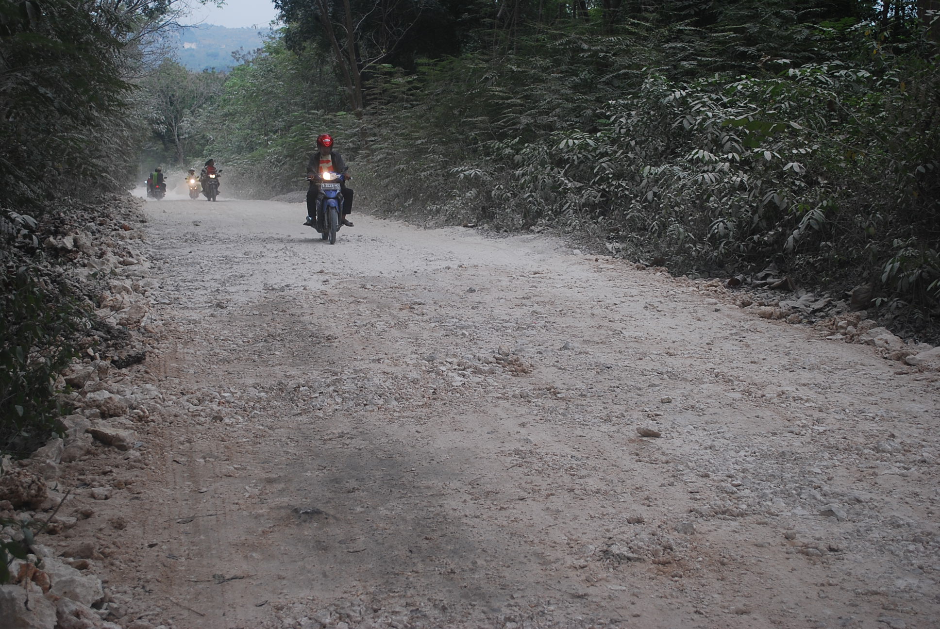 Ruas jalan penghubung jalur Nasional di Kabupaten Tuban, Ja tim, rusak parah, bergelombang dan banyak lubang 
