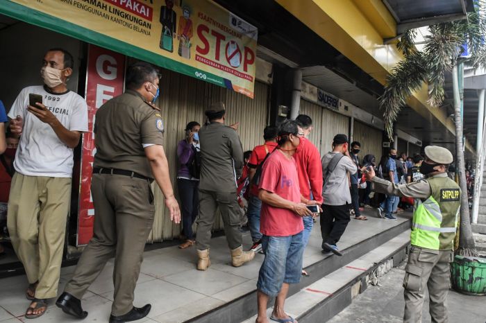 Ilustrasi: Petugas Satpol PP membubarkan aktivitas masyarakat di pusat pertokoan di kawasan Glodok, Jakarta, Kamis (23/4).  