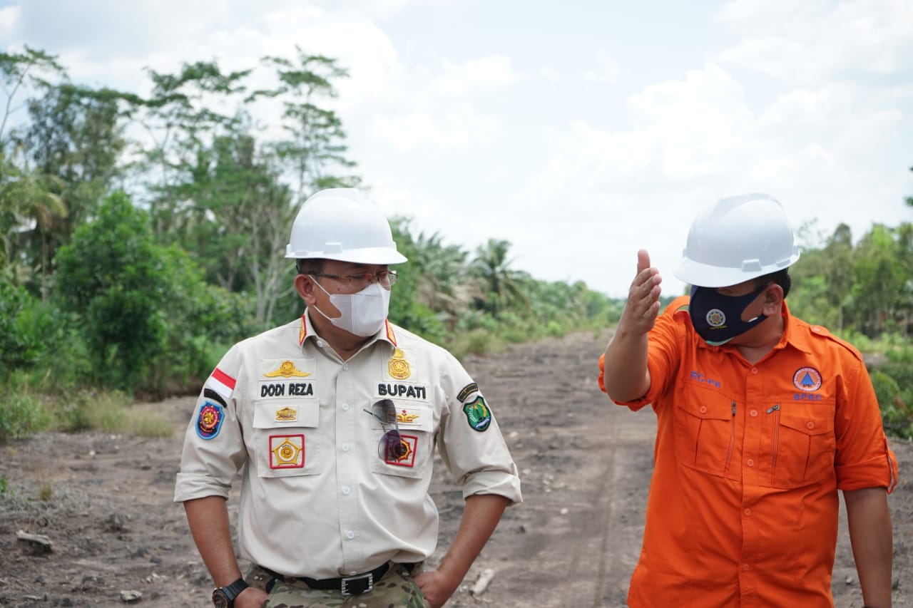 Bupati Musi Banyuasin Dodi Reza Alex Noerdin (kiri) saat meninjau lokasi pembangunan jalan di Kecamatn Lalan.