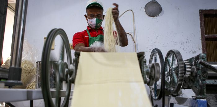 Pekerja menyelesaikan proses pembuatan mi di rumah produksi Mie Karya Abadi, Ciledug, Kota Tangerang, Banten.  