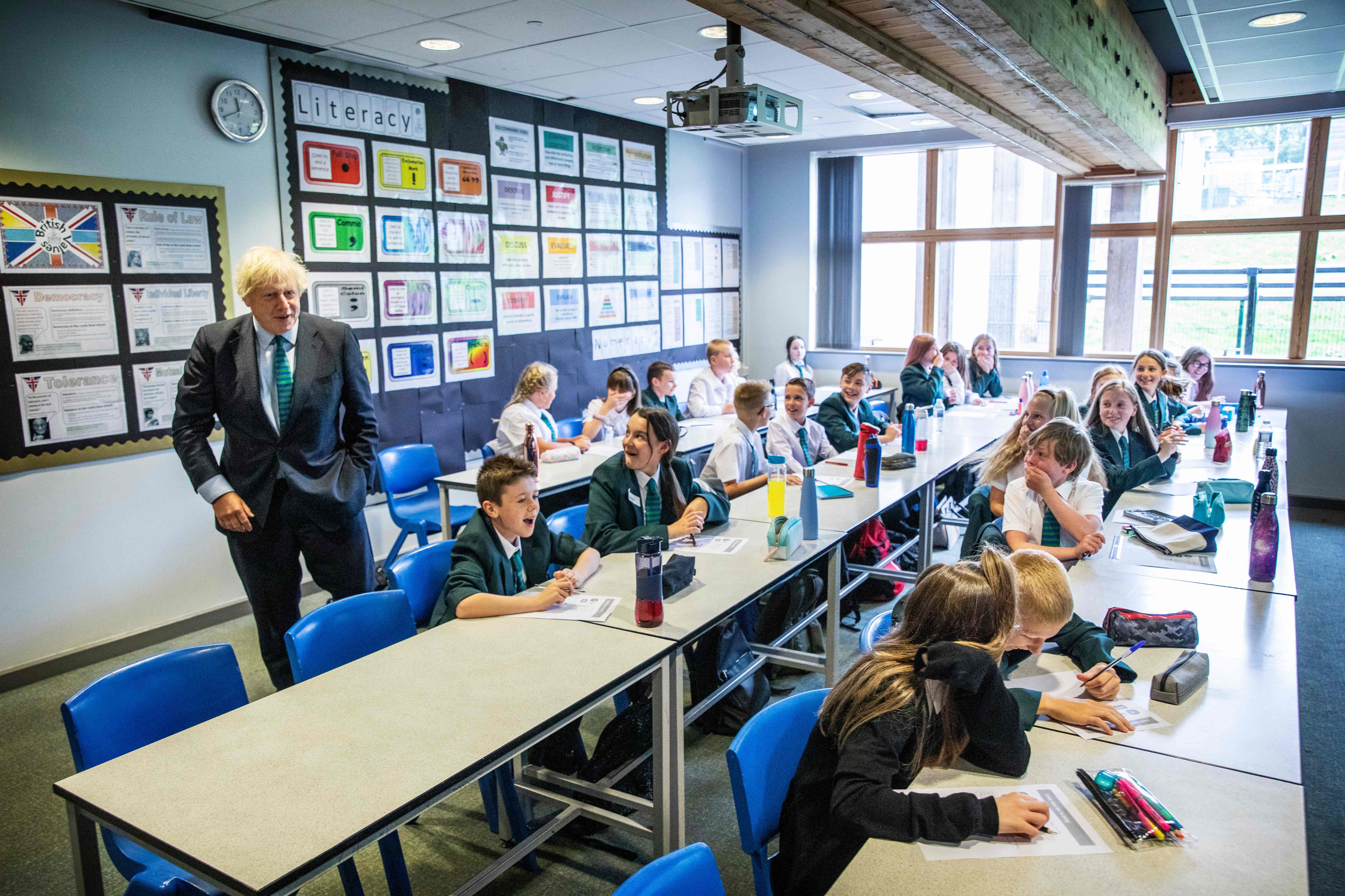 PM Inggris Boris Johnson berbincang dengan siswa kelas 7 di sekolah Castle Rock, Coalville, Inggris.