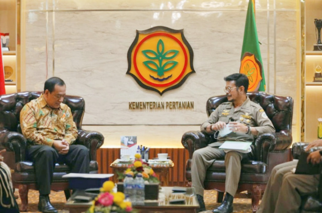 Menteri Pertanian Syaril Yasin Limpo menerima rombongan MAKN dipimpin KPH Eddy Wirabhumi untuk membahas sinergi pengelolaan pupuk hayati.