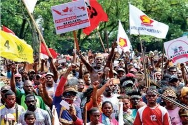 Pendukung pasangan bakal calon Bupati dan Wakil Bupati Asmat, Elisa Kambu - Thomas Eppe Safanpo, berkerumun dan tidak memakai masker, (6/9).