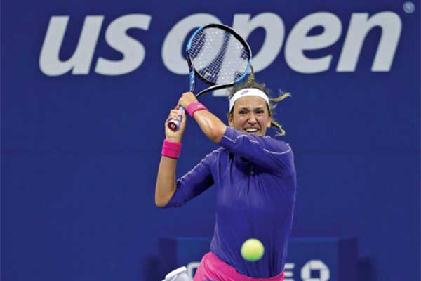 Petenis Belarus Victoria Azarenka mengembalikan bola ke arah pemain Belgia Elise Mertens saat tampil di babak perempat final AS terbuka