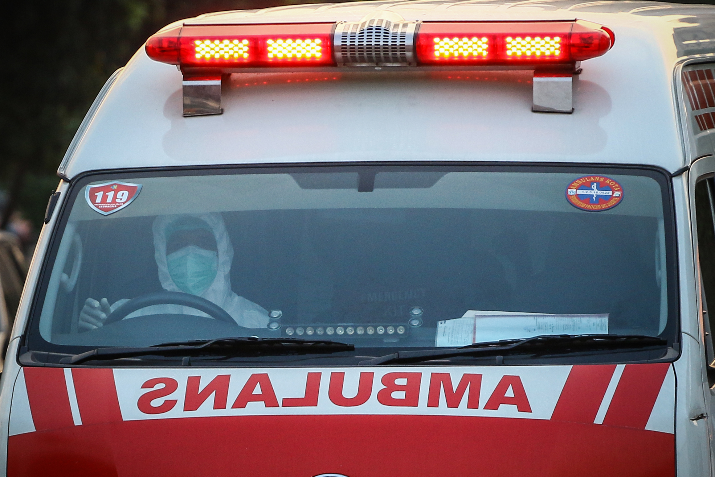 Ambulans bersiap memasuki Rumah Sakit Darurat Penanganan COVID-19, Wisma Atlet Kemayoran, di Jakarta.