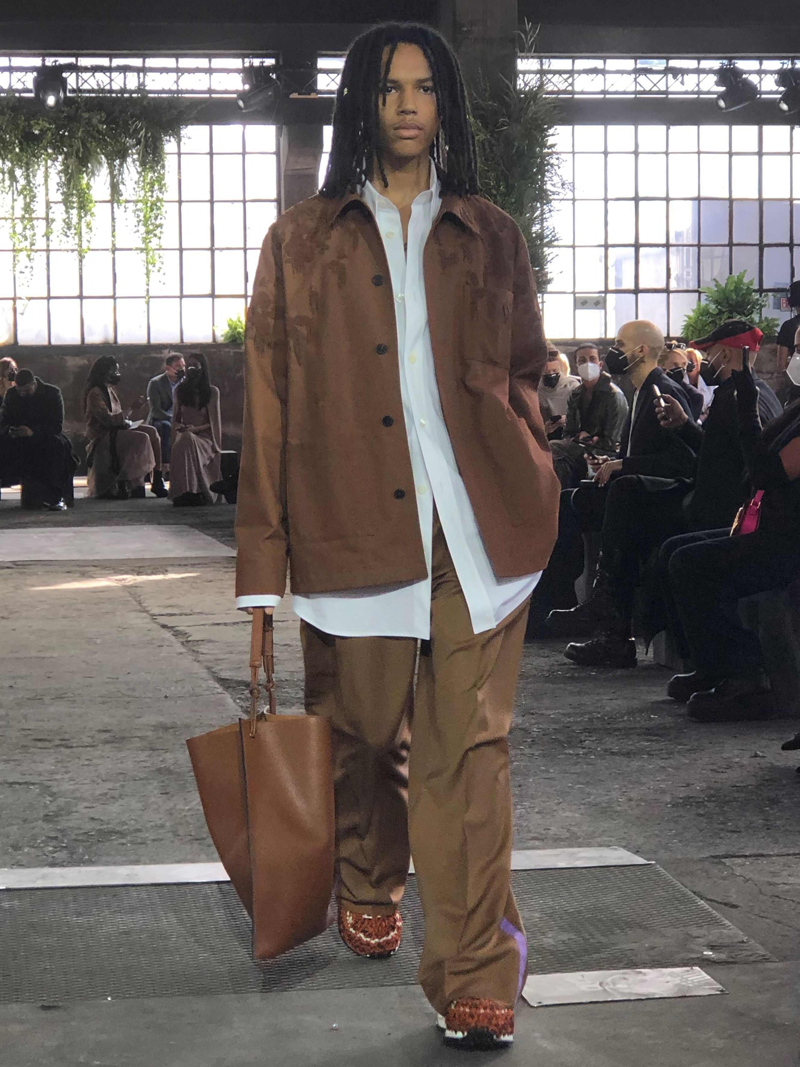 Model memeragakan koleksi Spring/Summer 2021 Valentino dalam Milan Fashion Week, di Milan, Minggu (27/9).