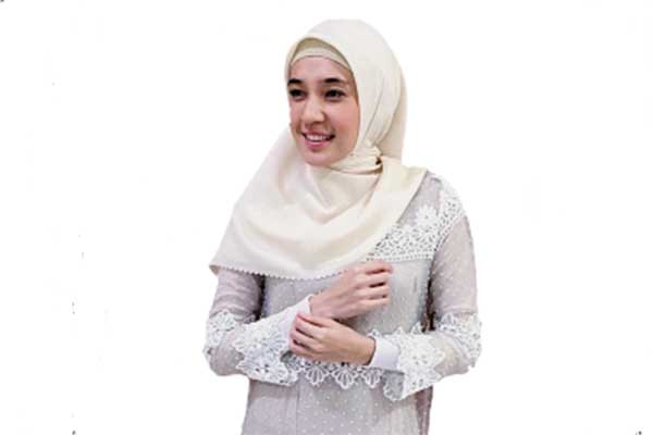 Pemain sinetron Dhini Aminarti