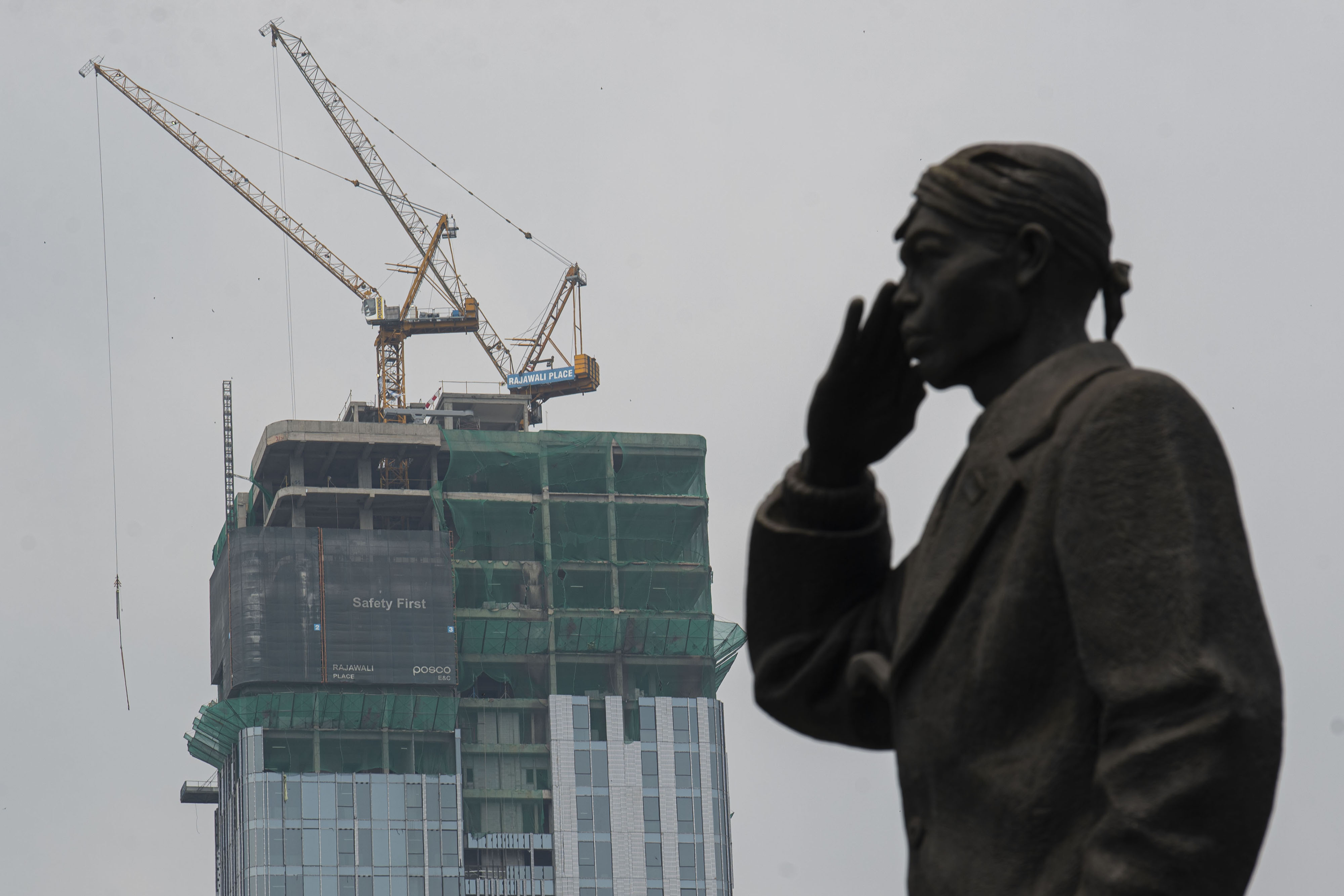 Suasana pembangunan gedung bertingkat di kawasan Jalan Jenderal Sudirman, Jakarta.