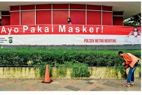 Ilustrasi -- Warga yang tidak memakai masker menjalani sanksi sosial, yakni menyapu trotoar di kawasan Bundaran HI, Jakarta, kemarin.
