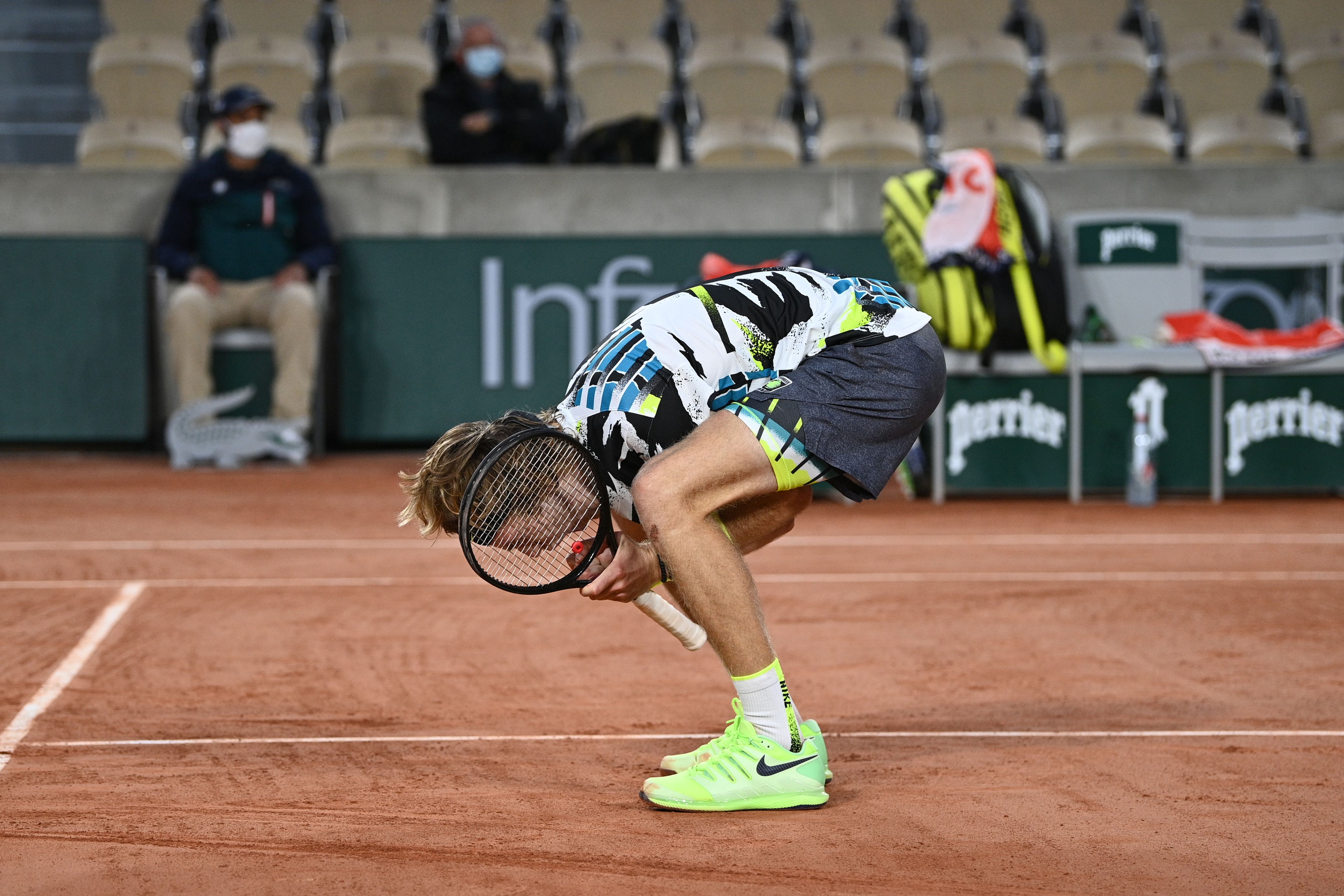 Andrey Rublev berteriak setelah memastikan kemenangan lima set atas Sam Querrey.