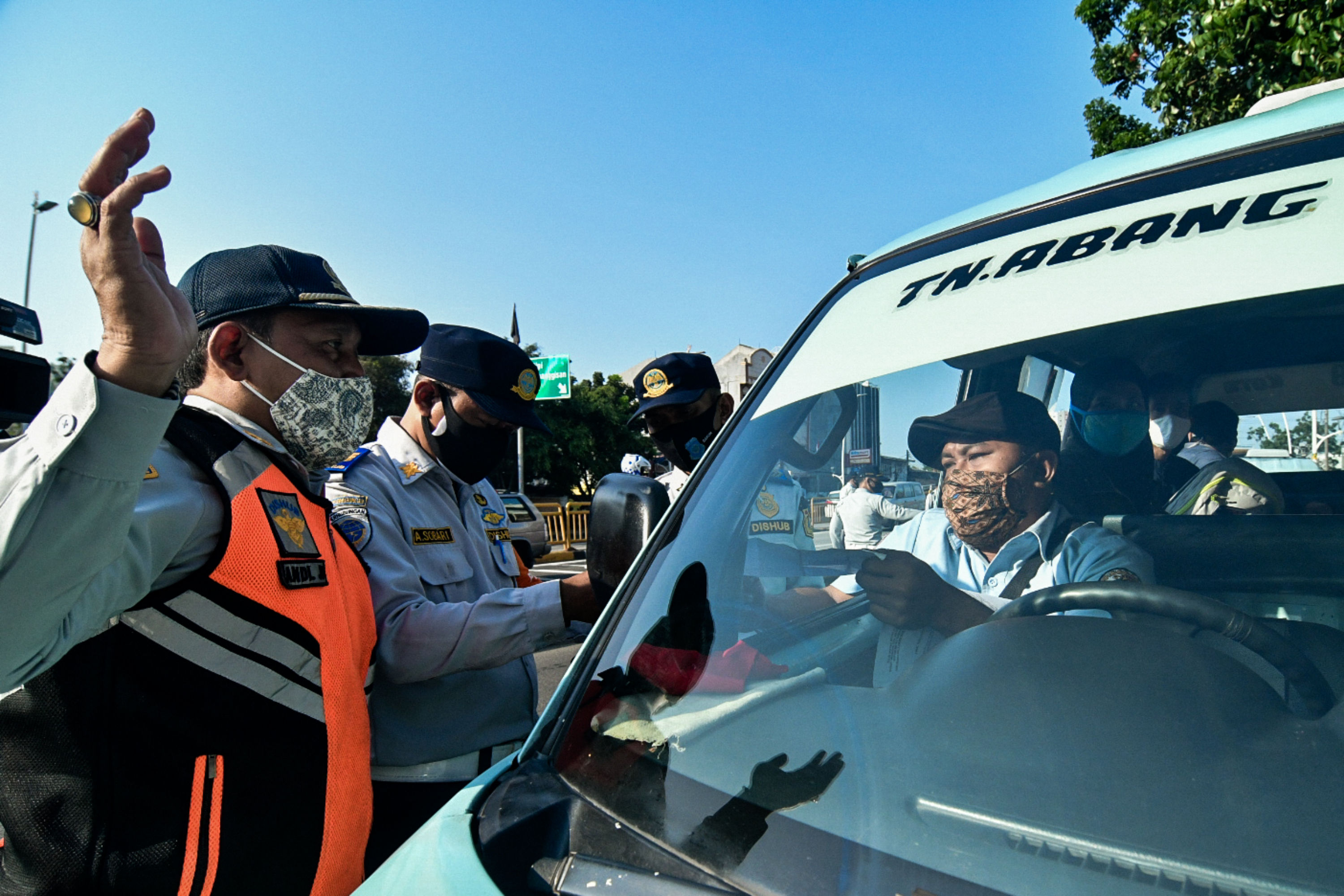 Petugas gabungan menggelar operasi yustisi di kawasan Tanah Abang, Jakarta.