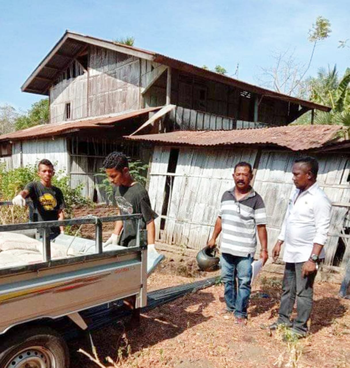 Pekerja menurunkan material untuk pembangunan rumah layak huni bagi keluarga miskin di Sikka.