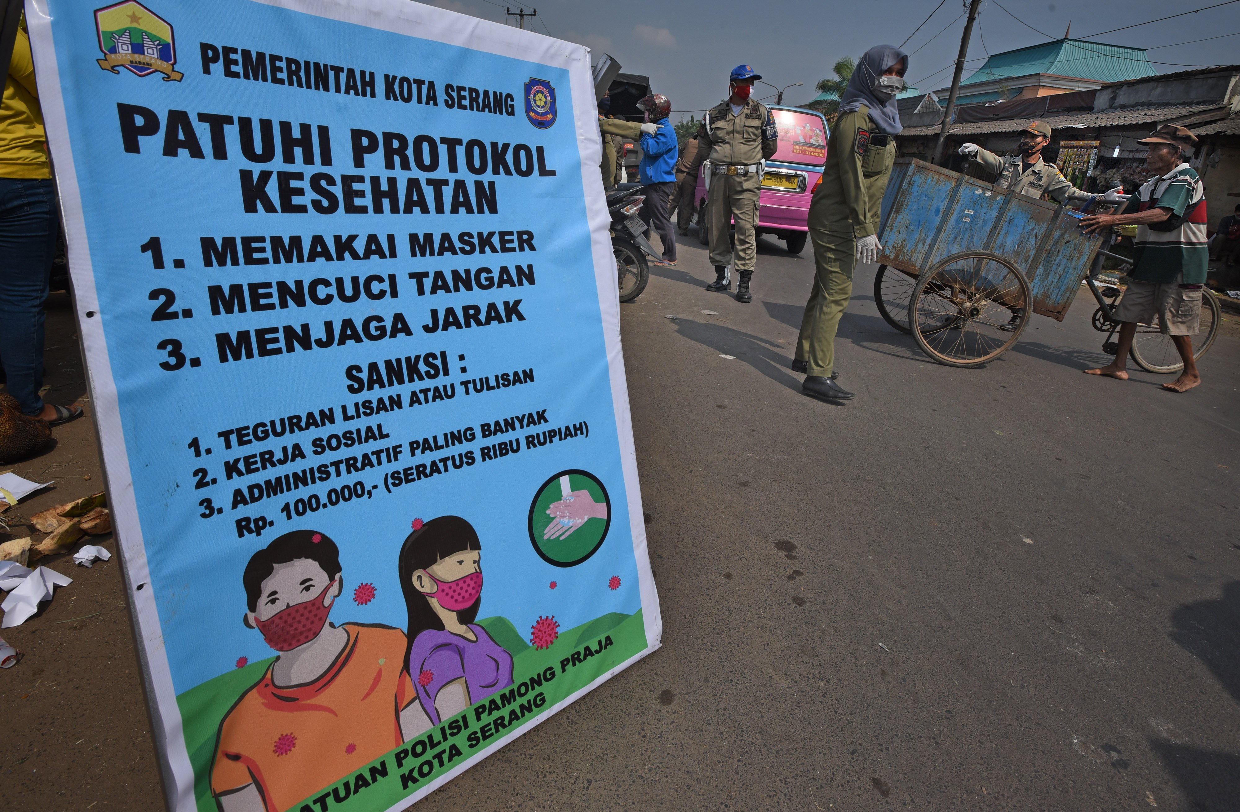 Satpol PP melakukan razia penerapan protokol kesehatan