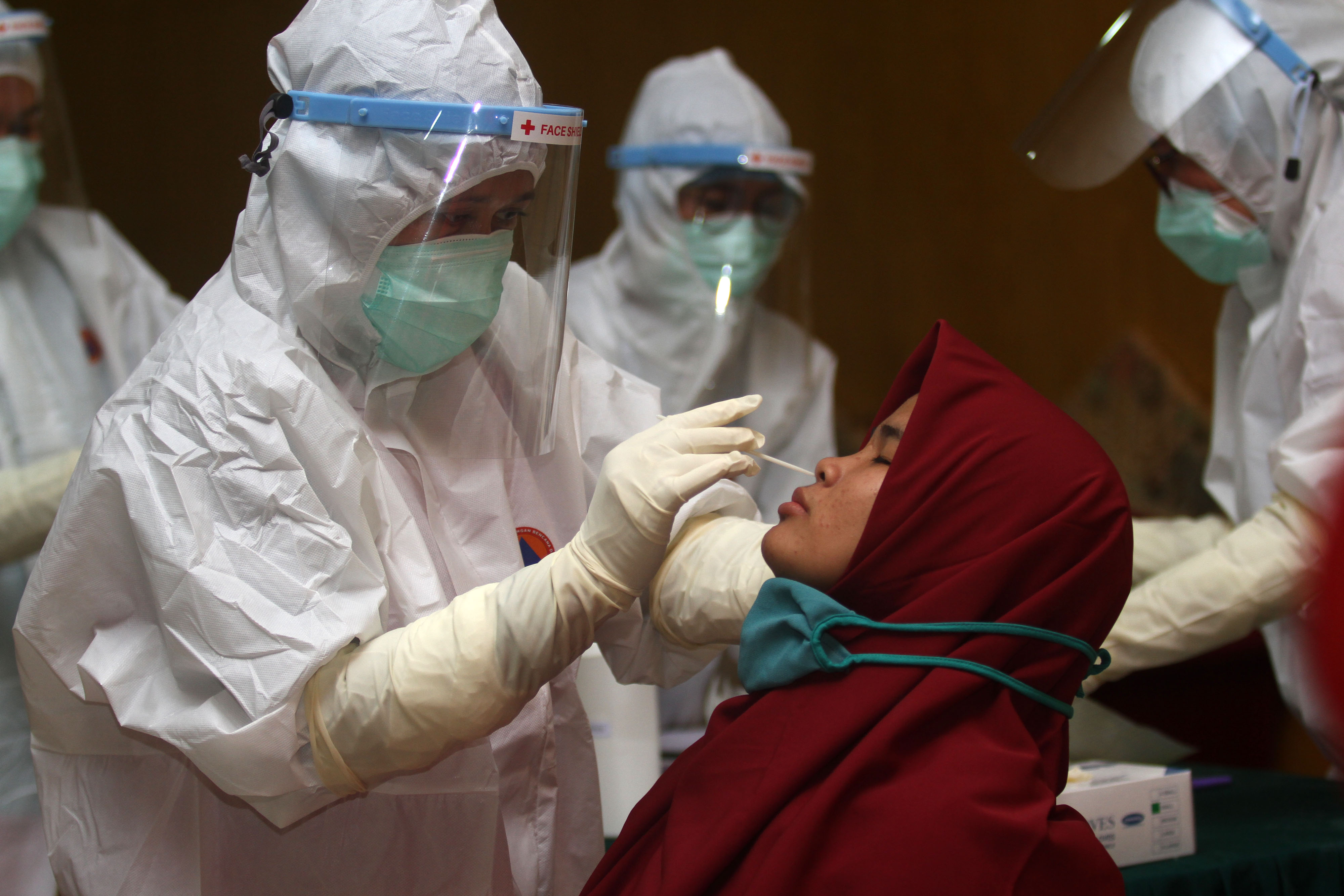 Petugas melakukan swab test atau tes usap pada santri Pondok Pesantren Moderen Gontor Darussalam