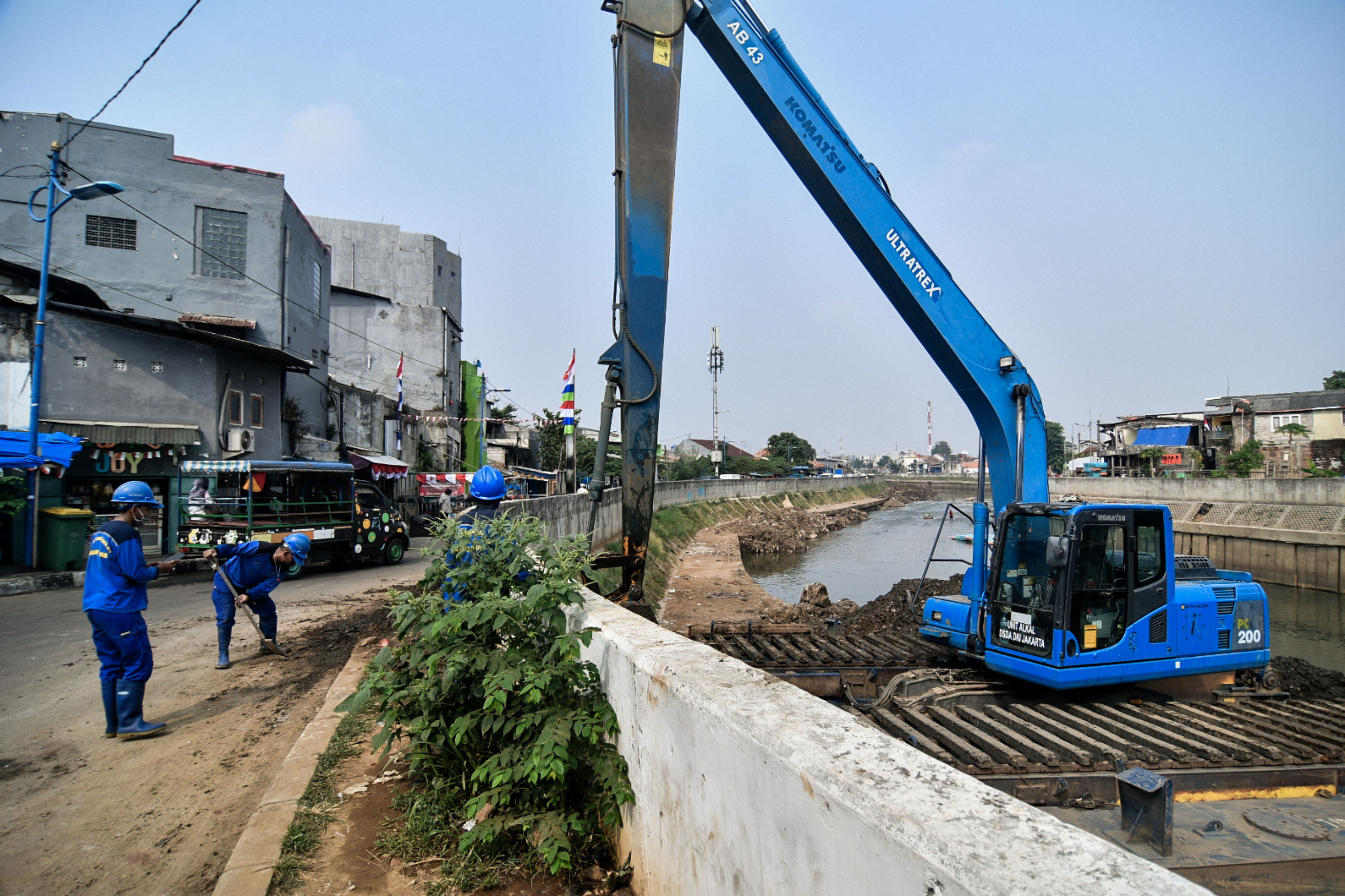 Petugas Dinas Sumber Daya Air (SDA) DKI Jakarta melakukan pengerukan endapan lumpur di kali Ciliwung, Kampung Melayu, Jakarta, Kamis (6/8/20