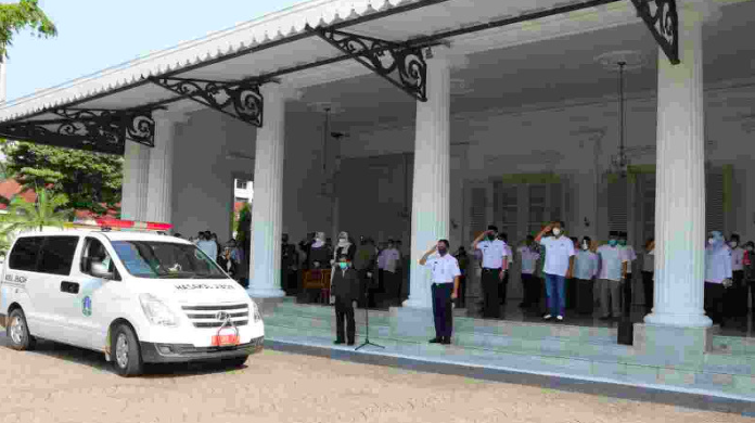 Gubernur DKI Jakarta Anies Baswedan dan pegawai Pemprov DKI memberikan penghormatan terakhir kepada Sekda DKI Saefullah. 