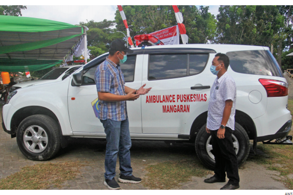  Kepala Dinas Kesehatan Kabupaten Talaud Kerry Monagin menerima mobil Isuzu MU-X 4x4 yang telah dijadikan kendaraan ambulans  