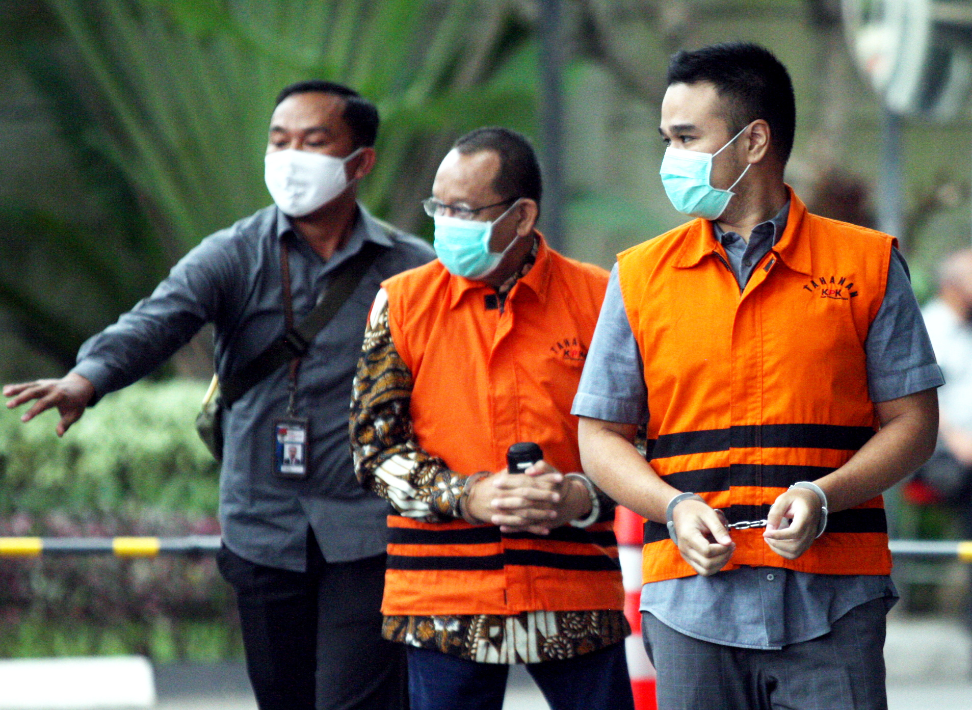 Mantan sekretaris Mahkamah Agung (MA) Nurhadi (rompi tahanan kiri), dan menantunya Rezky Herbiyono