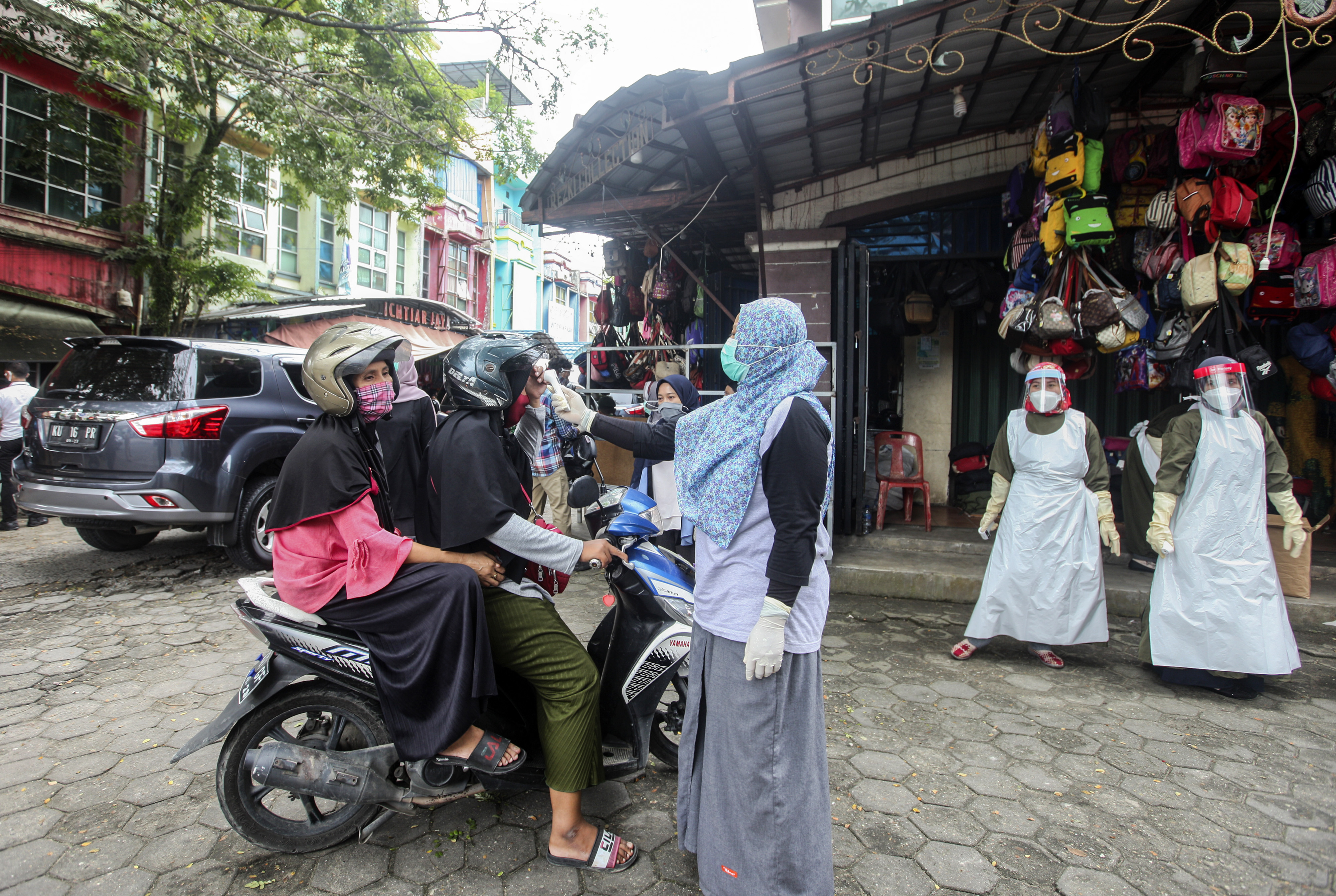 Petugas kesehatan memeriksa suhu tubuh pengunjung Pasar Gusher saat simulasi jelang penerapan tatanan normal baru di Kota Tarakan, Kaltara.