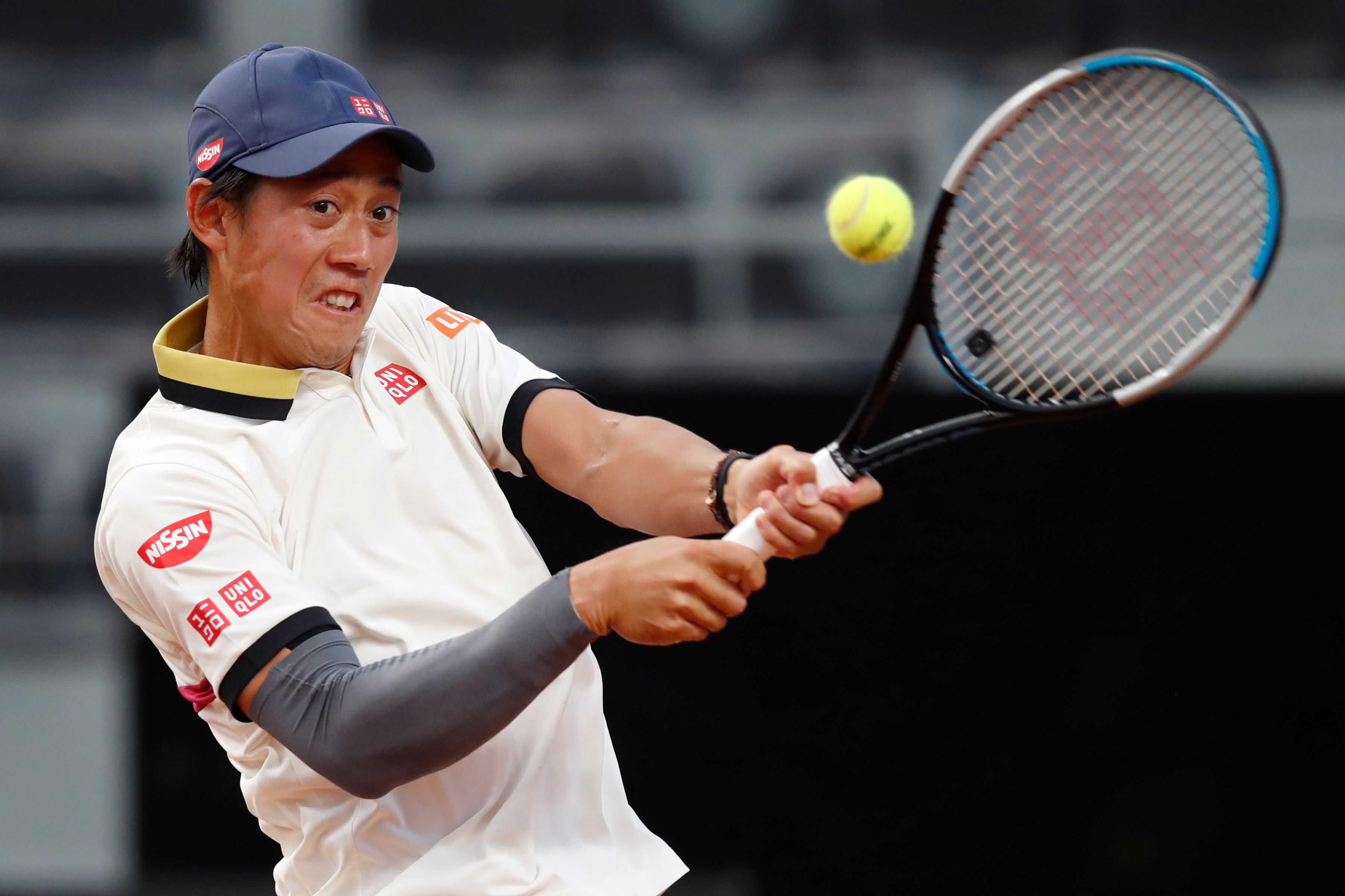 Petenis Jepang Kei Nishikori memukul bola ke arah petenis Spanyol Albert Ramos-Vinolas saat tampil di Italia Terbuka 2020.