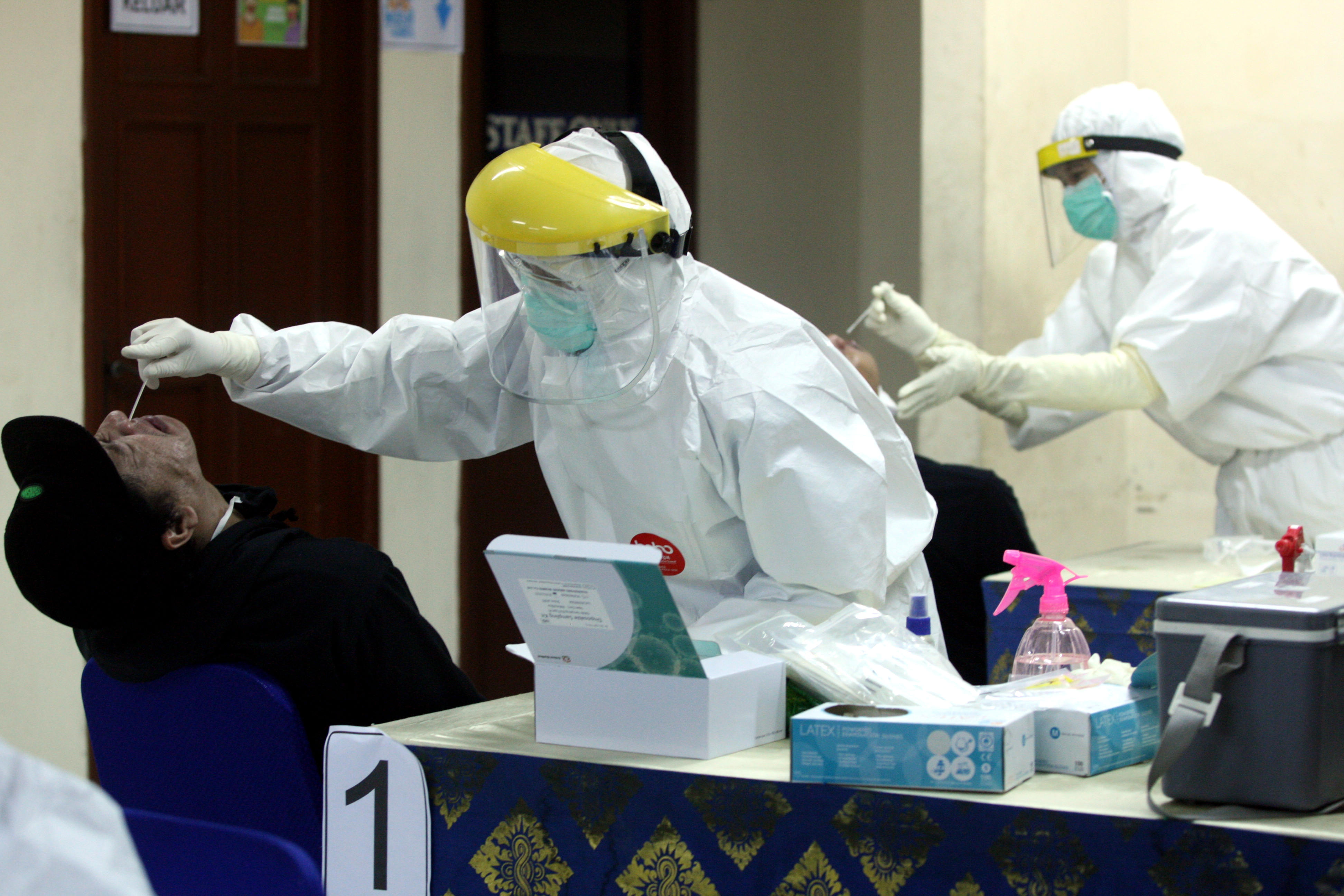 Petugas medis melakukan tes usap (swab test) kepada wartawan di Gedung Dewan Pers, Jakarta.