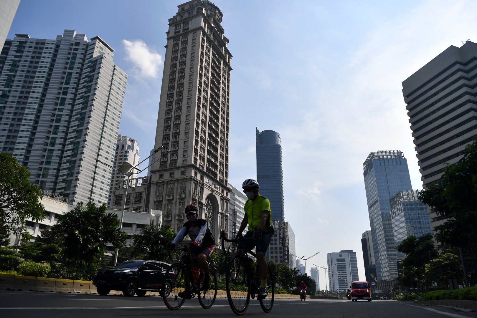 Arus lalu lintas di kawasan Sudirman, Jakarta.