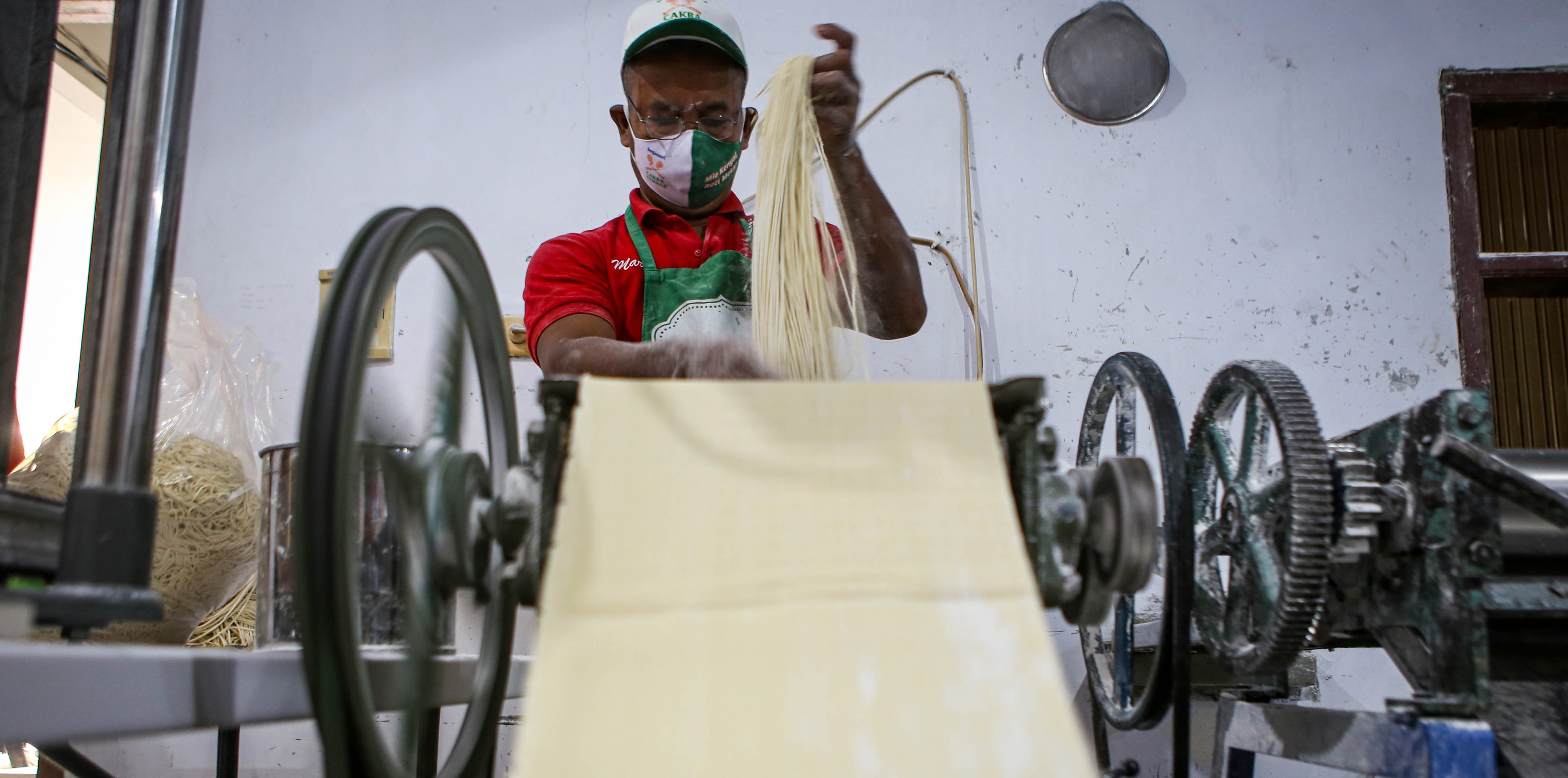 Pekerja menyelesaikan proses pembuatan mi di rumah produksi Mie Karya Abadi, Ciledug, Kota Tangerang, Banten.