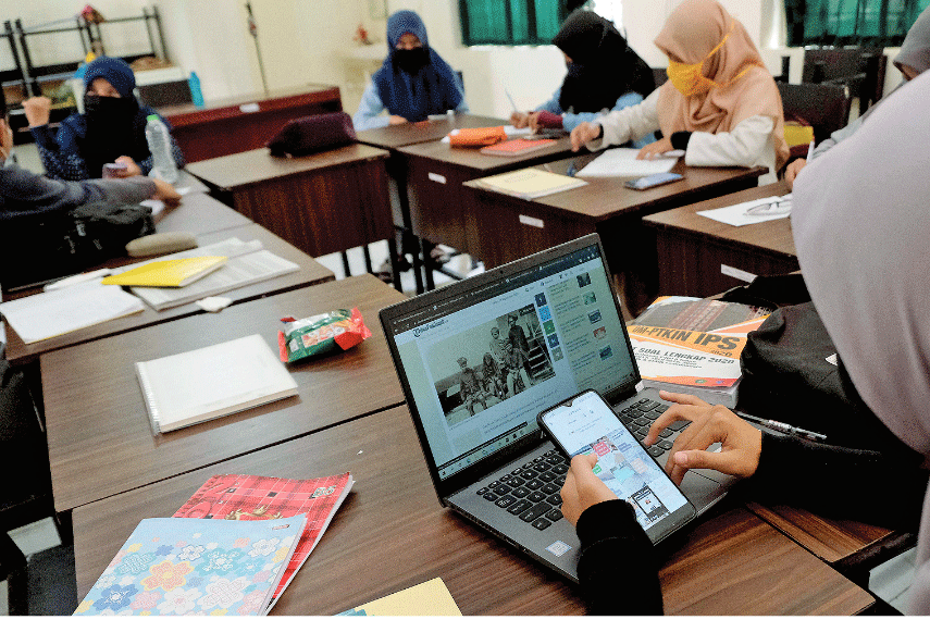 AKSES INTERNET BAGI SARANA PENDIDIKAN: Siswa mengerjakan tugas memanfaatkan konektivitas internet di Madrasah Aliyah Negeri (MAN) 2 Mataram,