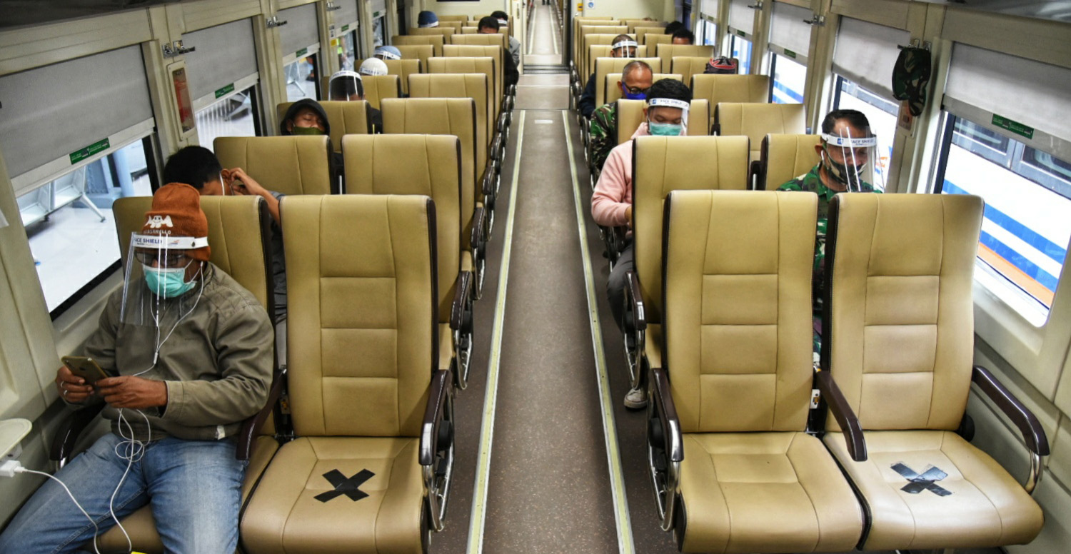 Penumpang KA Jarak jauh menerapkan protokol kesehatan