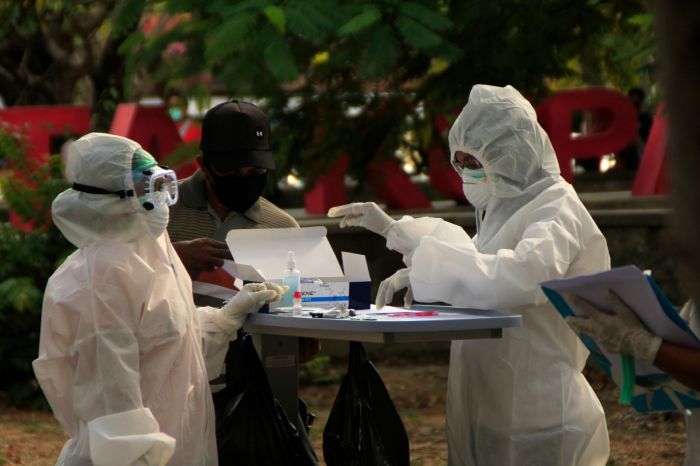 Ilustrasi: Petugas mengambil sampel darah warga saat pelaksanaan tes cepat atau rapid test warga di Kota Kupang, NTT,Kamis (25/6). 