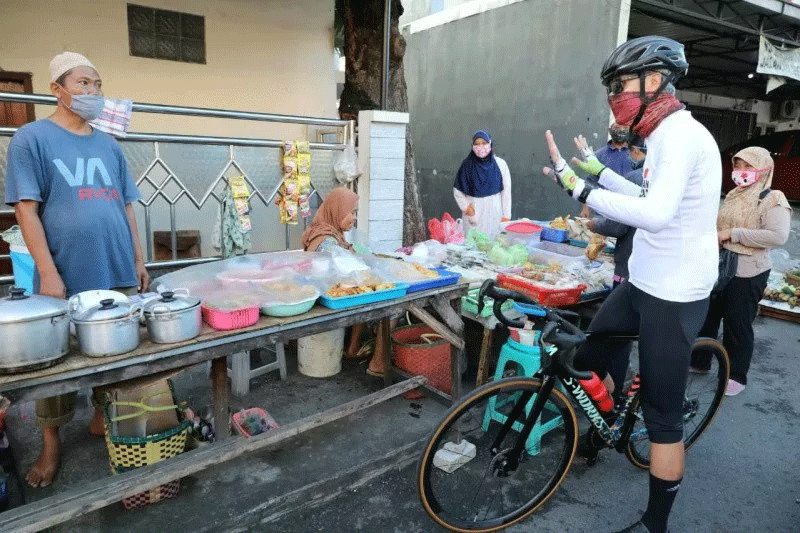 Gubernur Jawa Tengah Ganjar Pranowo mengedukasi langsung masyarakat terkait dengan pentingnya penerapan protokol kesehatan saat pandemi COVI