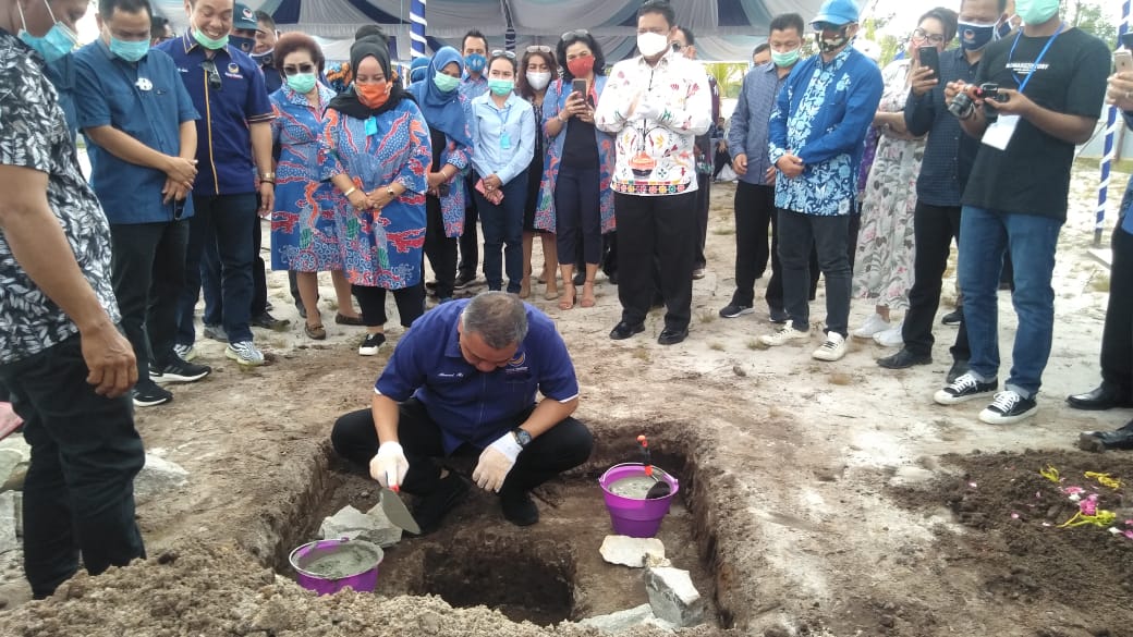Wakil Ketua Umum Partai NasDem Ahmad Ali saat peletakan batu pertama pembangunan kantor DPW Partai NasDem Kalteng di Palangka Raya.
