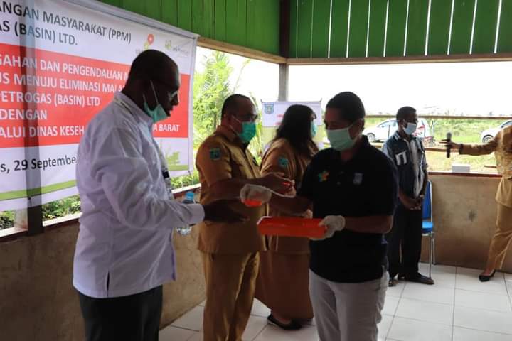 Penyerahan kelambu secara simbolis oleh Petogras Basin Ltd kepada Pemkab Sorong di Kampung Maibo, Distrik Aimas, Rabu (30/9/2020).