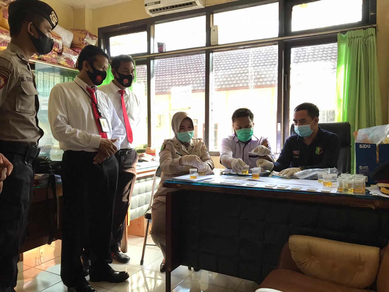 Tes urine dilakukan di Mapolda Sumsel terhadap para personilnya dalam upaya mengantisipasi penyalah gunaan narkoba di dalam tubuh Polri.