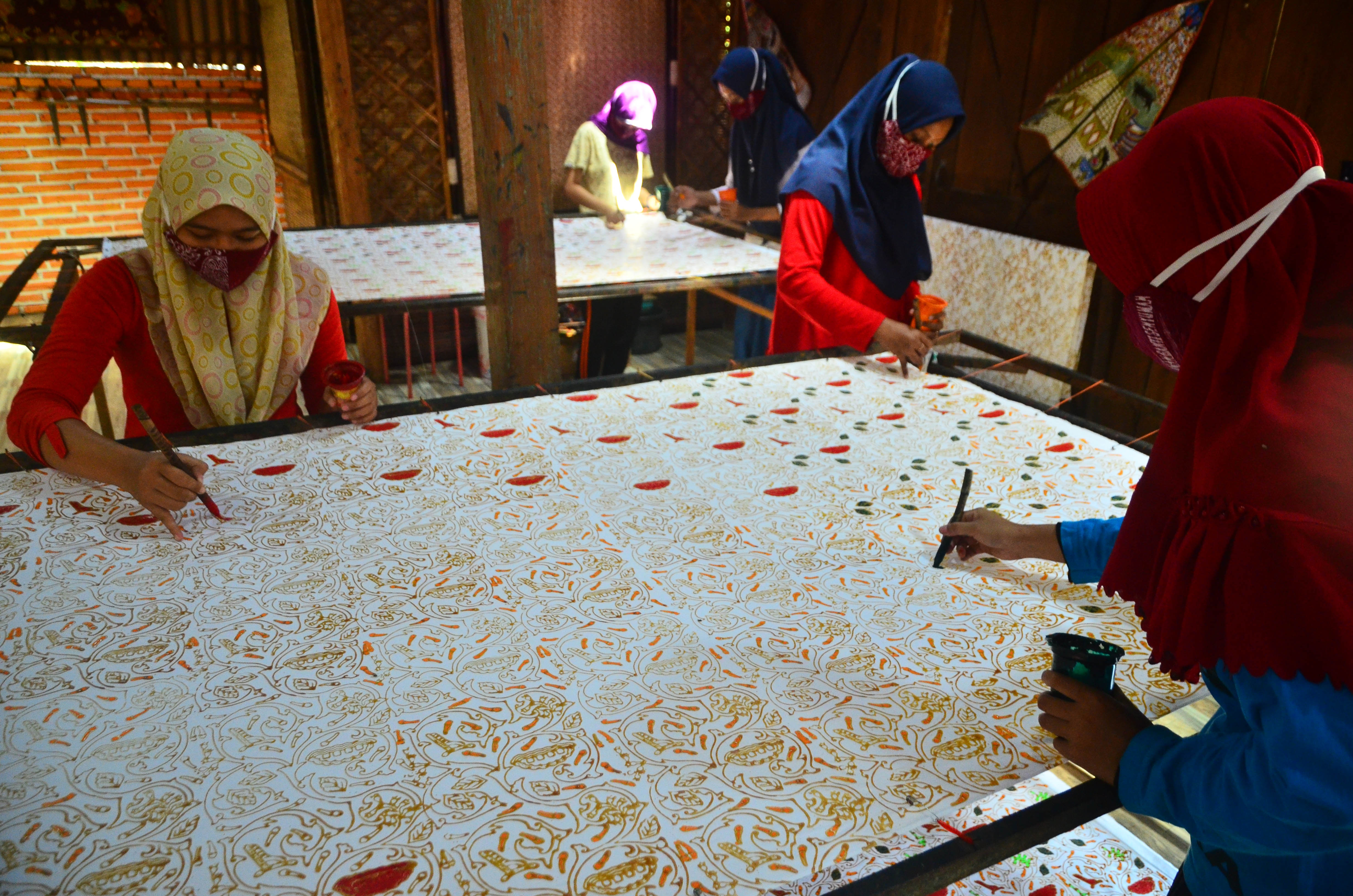 Perajin menyelesaikan pembuatan kain batik di Desa Karangmalang, Gebog, Kudus, Jawa Tengah.