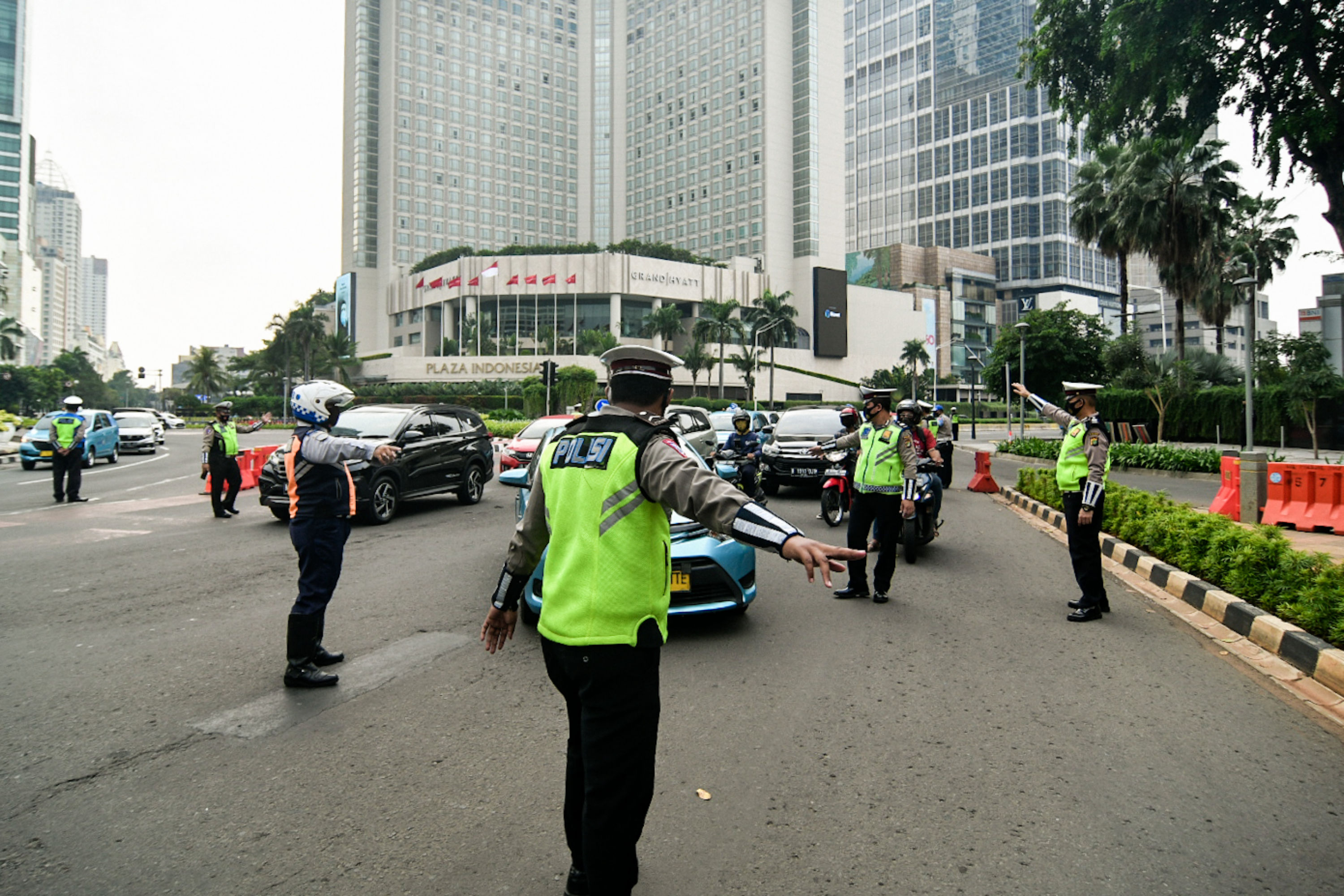 Petugas gabungan melakukan operasi pengamanan PSBB jakarta 