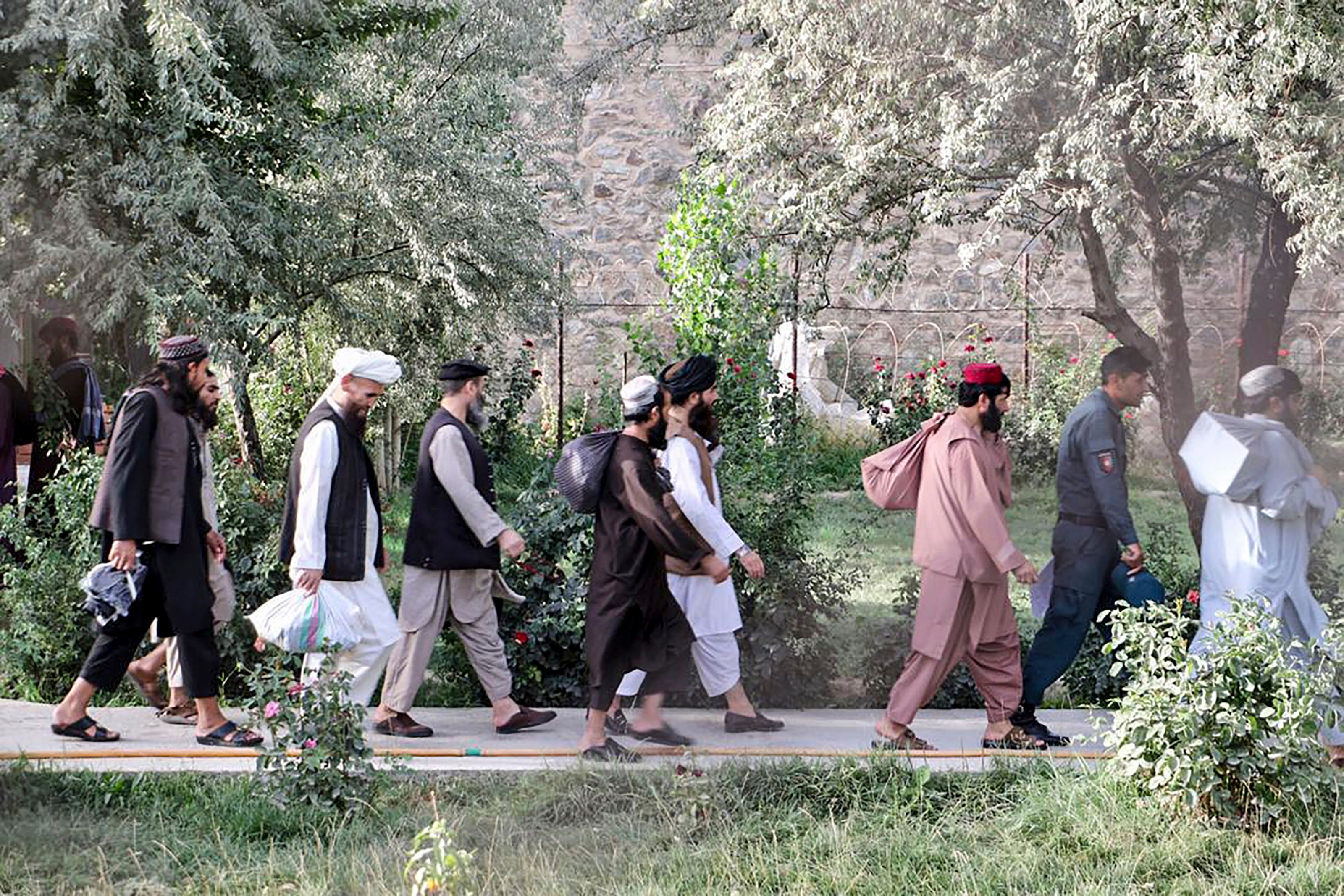 Para tahanan Taliban berjalan usai dibebaskan dari penjara Pul-e-Charkhi di pinggiran Kabul (13/8/2020)