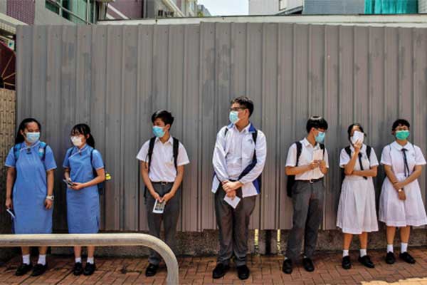 Para pelajar berkumpul di Hong Kong, bulan lalu. Lebih dari 300.000 pelajar sekolah dasar dan menengah di Hong Kong untuk pertama kalinya ma