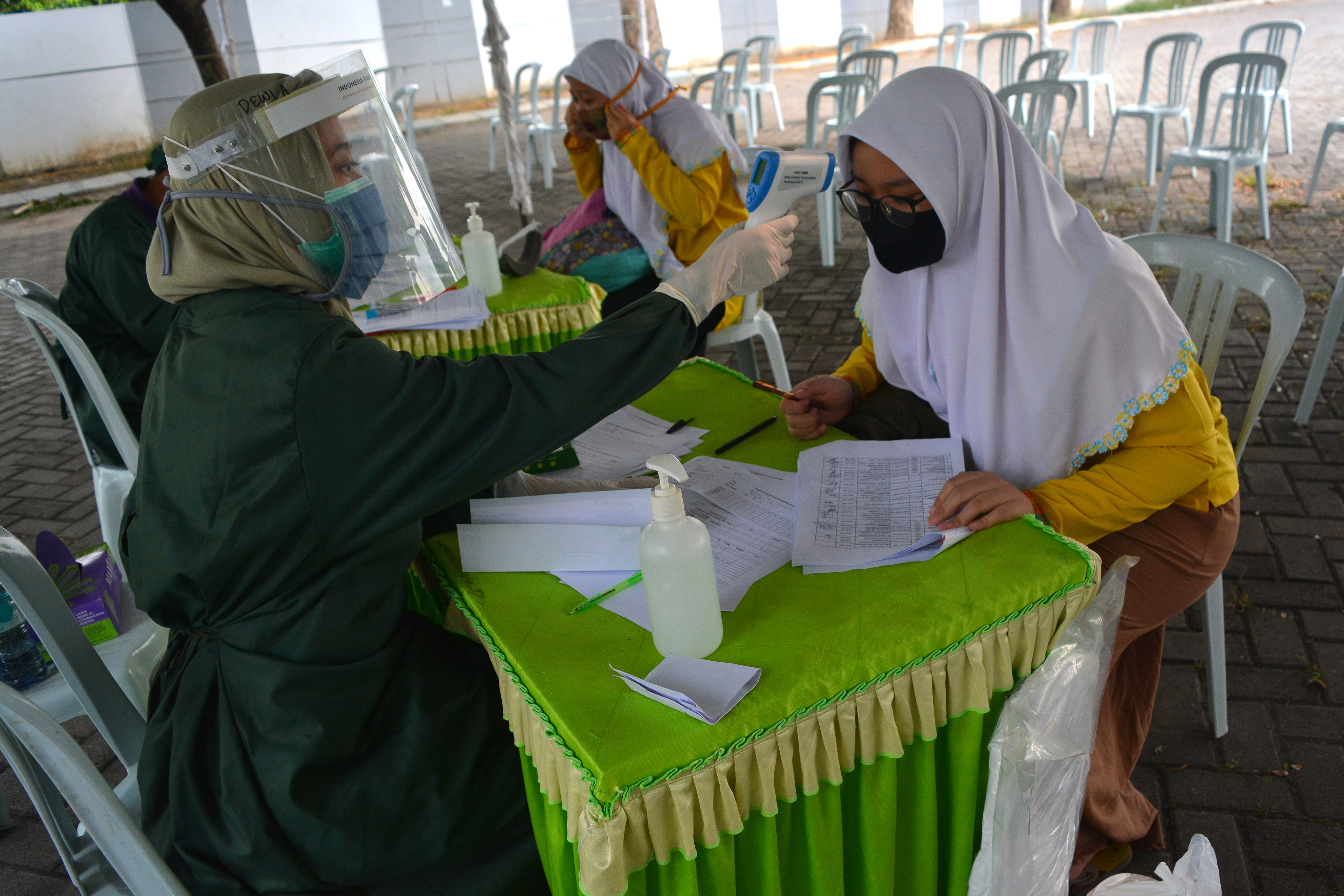 Santriwati menjalani pemeriksaan sebelum memasuki kawasan Pondok Pesantren Tebuireng, Kabupaten Jombang, Jawa Timur.