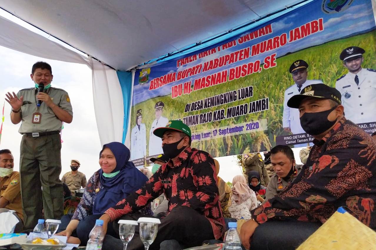 Bupati Muaro Jambi, Masnah Busro (kedua dari kiri).