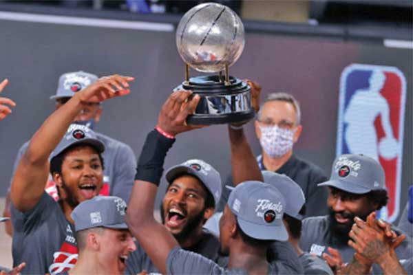 Para pemain Miami Heat mengangkat trofi seusai memenangi fi nal Wilayah Timur NBA.