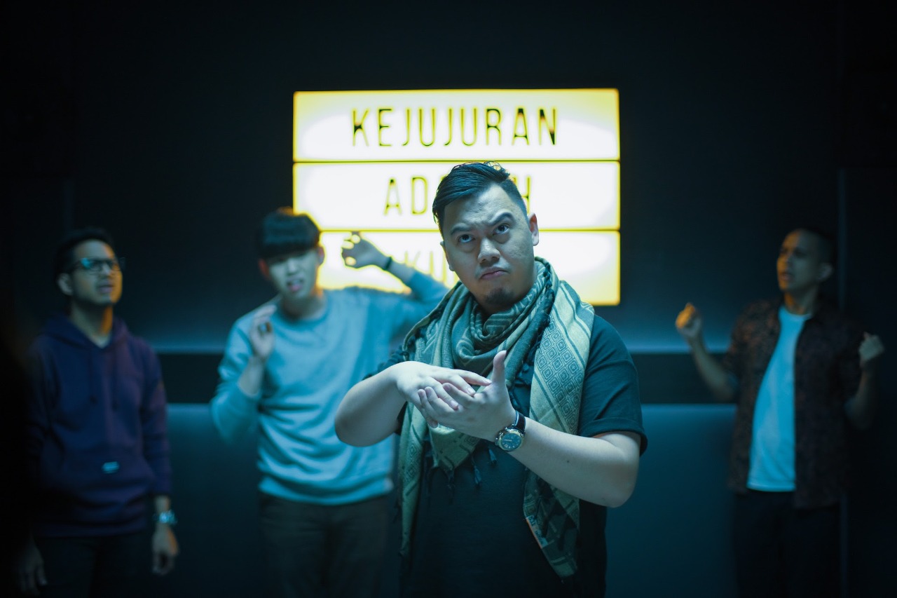 Chandra Liow siap rilis film fitur perdananya sebagai sutradara. 