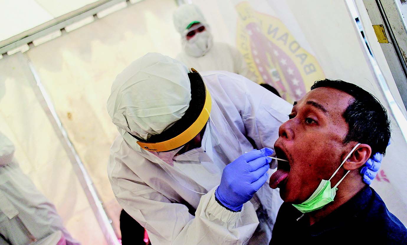Petugas kesehatan melakukan swab test di Kantor Media Group, Kedoya, Jakarta, kemarin.