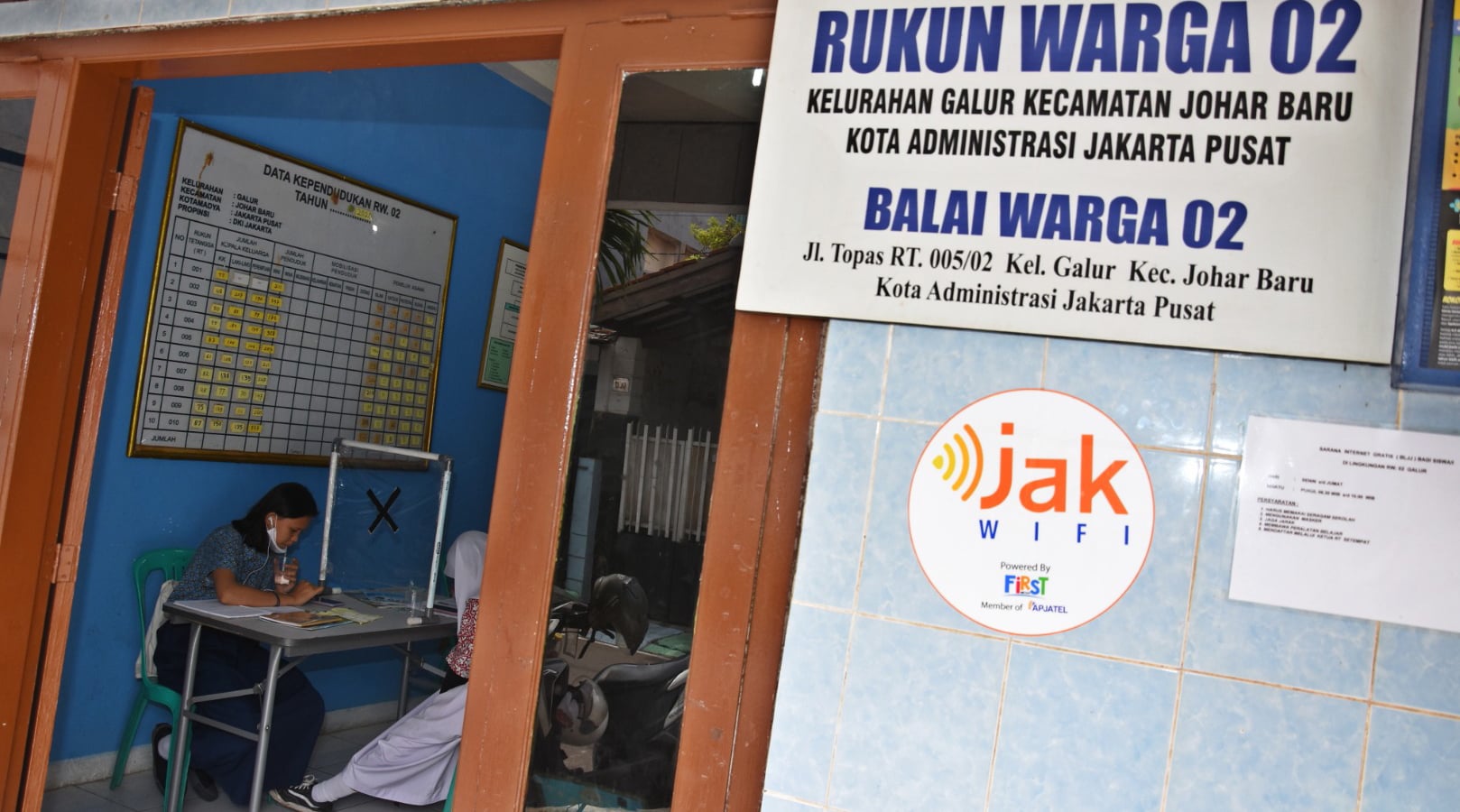 Dua siswa belajar daring dengan akses internet gratis dari Pemprov DKI Jakarta di Kantor RW 02 Kampung Internet, Galur, Jakarta, Kamis (3/9)