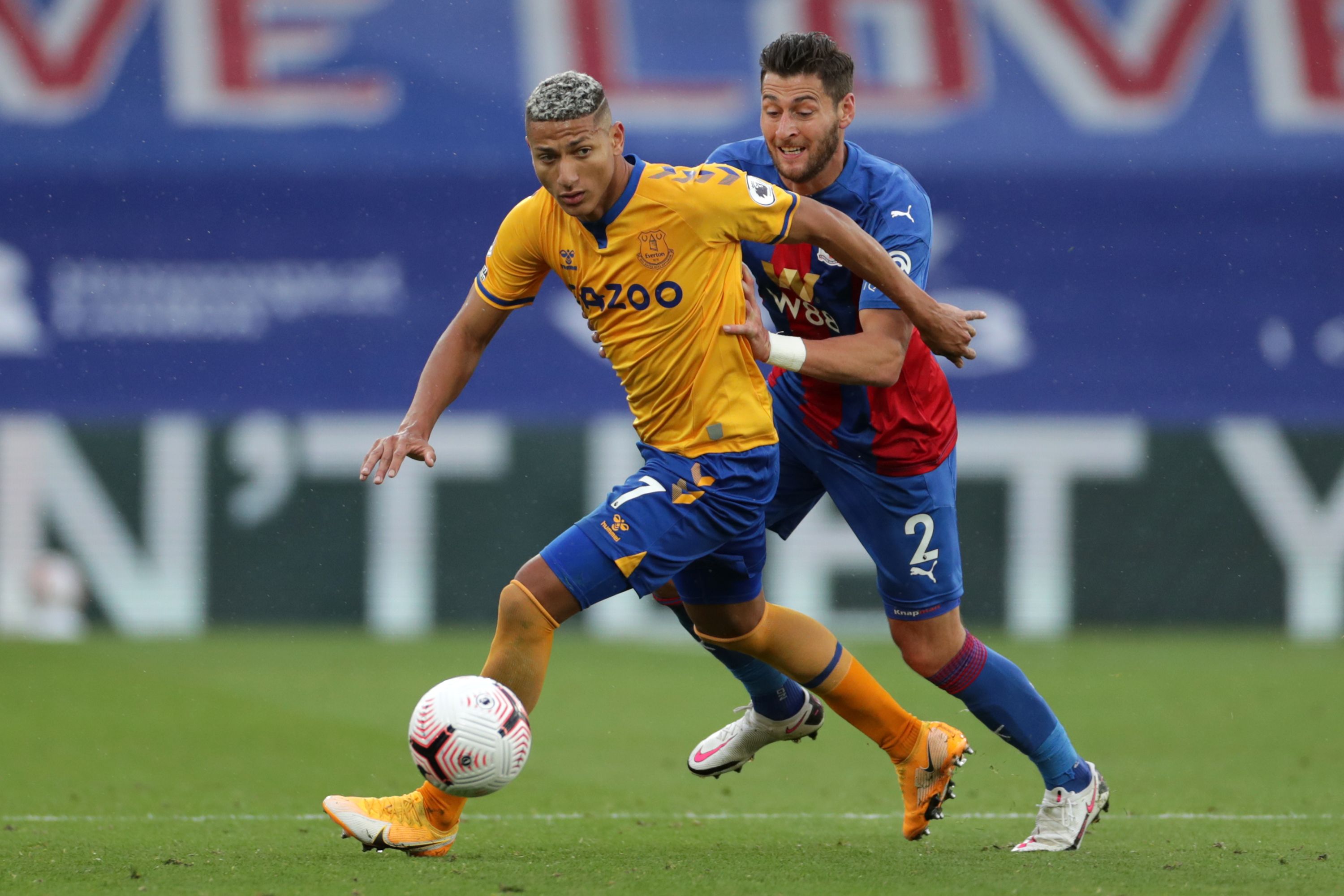 Aksi striker Everton Richarlison (kiri) saat Everton menang 2-1 atas Crystal Palace dalam laga Liga Primer, Sabtu (26/9). 