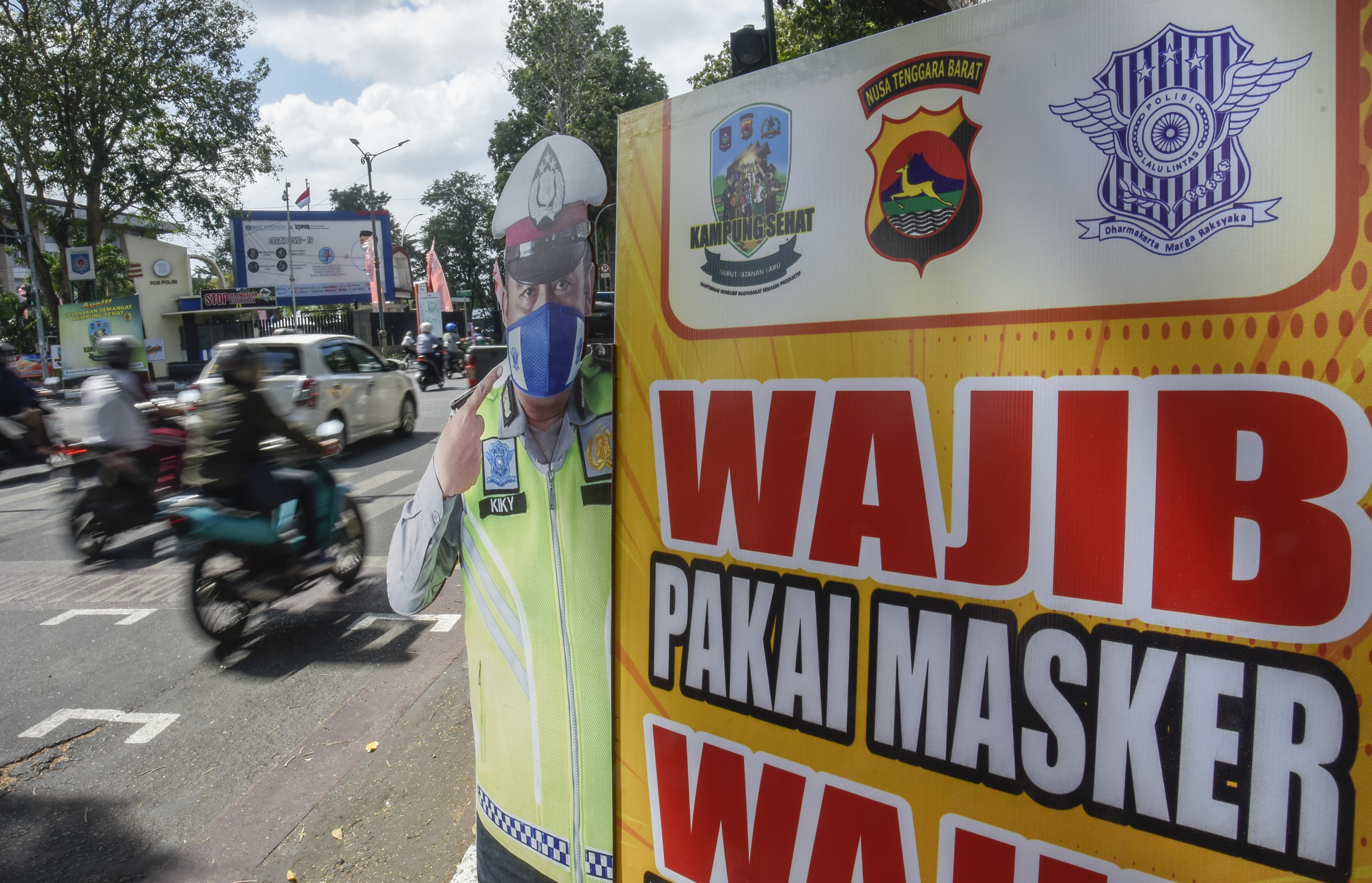 Masyarakat wajib memakai masker saat berada di luar rumah